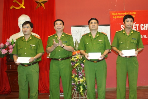 Đại tá Đinh Văn Toản trao thưởng cho các đơn vị, tập thể có thành tích xuất sắc trong chuyên án.