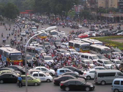 Theo TS. Phạm Minh Hà, lực lượng chức năng đã bộ lộ bất lực và sự yếu kém trong công tác đảm bảo an toàn, trật tự giao thông tại các đô thị. (Ảnh NP)