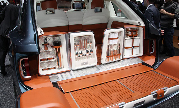 Nội thất của EXP Bentley 9 F SUV cực kì xa hoa, đắt tiền sang trọng như một khách sạn di động. Nội thất của EXP Bentley 9 F SUV cực kì xa hoa, đắt tiền sang trọng như một khách sạn di động.