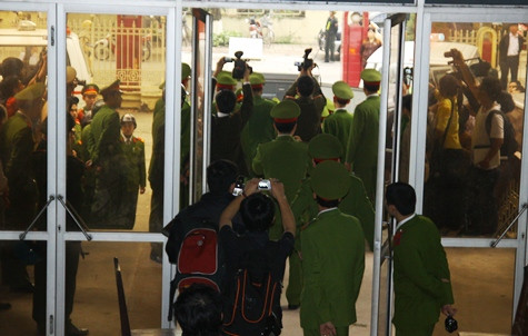 Lê Văn Luyện và các bị cáo được áp tải vào bên trong tòa. Lê Văn Luyện và các bị cáo được áp tải vào bên trong tòa.