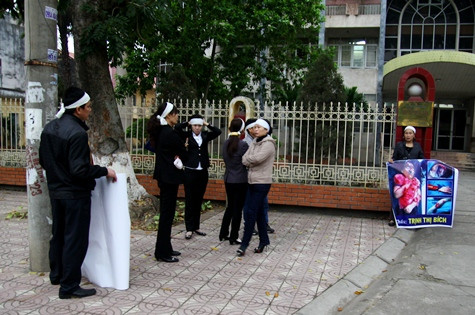 Phía gia đình bị hại đã có mặt từ rất sớm Phía gia đình bị hại đã có mặt từ rất sớm