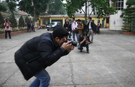 Hàng chục phóng viên đã có mặt tại trụ sở TAND tỉnh Bắc Giang từ rất sớm để đưa tin về phiên phúc thẩm. Hàng chục phóng viên đã có mặt tại trụ sở TAND tỉnh Bắc Giang từ rất sớm để đưa tin về phiên phúc thẩm.