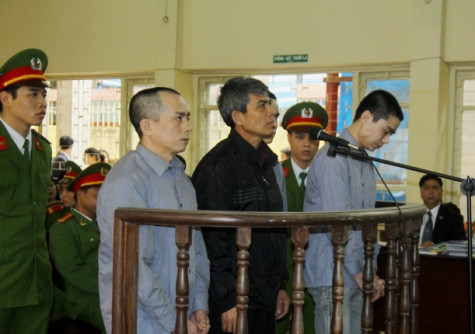 Lê Văn Luyện và các bị cáo nghe thẩm phán hỏi. Lê Văn Luyện và các bị cáo nghe thẩm phán hỏi.