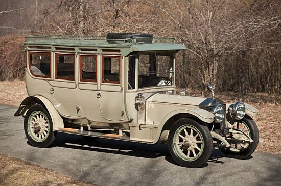 Roll Royce Silver Ghost – Con ma bạc, có giá 3,2 triệu USD, là mẫu xe được đánh giá cao bởi nhiều nhà sưu tập xe hơi nổi tiếng, những người thực sự xứng đáng với địa vị hoàng gia. Silver Ghost là chính là mẫu xe đem lại danh tiếng cho nhà sản xuất Roll-royce, cụ thể là được tạp chí Autocar bình chọn là “nhà sản xuất xe tốt nhất thế giới”. Nhưng thật không may, hầu hết những chiếc xe được sản xuất đã bị phá hủy trong cuộc chiến tranh thế giới thứ II. Rolls-Royce Silver Ghost 1912 là phiên bản đời thứ 5 của Silver Ghost. Thiết kế của Silver Ghost 1912 được đánh giá là mẫu xe tốt nhất và hiếm nhất trong dòng Rolls-Royce cổ điển. Roll Royce Silver Ghost – Con ma bạc, có giá 3,2 triệu USD, là mẫu xe được đánh giá cao bởi nhiều nhà sưu tập xe hơi nổi tiếng, những người thực sự xứng đáng với địa vị hoàng gia. Silver Ghost là chính là mẫu xe đem lại danh tiếng cho nhà sản xuất Roll-royce, cụ thể là được tạp chí Autocar bình chọn là “nhà sản xuất xe tốt nhất thế giới”. Nhưng thật không may, hầu hết những chiếc xe được sản xuất đã bị phá hủy trong cuộc chiến tranh thế giới thứ II. Rolls-Royce Silver Ghost 1912 là phiên bản đời thứ 5 của Silver Ghost. Thiết kế của Silver Ghost 1912 được đánh giá là mẫu xe tốt nhất và hiếm nhất trong dòng Rolls-Royce cổ điển.