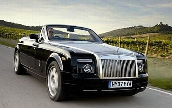 4. Rolls Royce Phantom Drophead coupe: Giá 1,6 triệu USD, gần đây chiếc Rolls Royce Phantom Drophead coupe này được bán đấu lần đầu tiên với mục đích từ thiện, và chiếc xe đạt mức giá 1,6 triệu USD để gây quỹ từ thiện Elton John AIDS. Chiếc xe này được trang bị động cơ V12 6,75 lít cho công suất 453 mã lực và mô men xoắn cực đại là 531lb-ft. 4. Rolls Royce Phantom Drophead coupe: Giá 1,6 triệu USD, gần đây chiếc Rolls Royce Phantom Drophead coupe này được bán đấu lần đầu tiên với mục đích từ thiện, và chiếc xe đạt mức giá 1,6 triệu USD để gây quỹ từ thiện Elton John AIDS. Chiếc xe này được trang bị động cơ V12 6,75 lít cho công suất 453 mã lực và mô men xoắn cực đại là 531lb-ft.