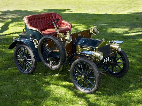 2. Roll-Royce 10-HP 1904: Chiếc xe này có giá 7,25 triệu USD là một trong những mẫu xe được đánh giá cao nhất của dòng xe Roll-Royce cổ và cũng là một trong những “đứa con” tinh thần của Charles Rolls, nhà sáng lập ra Roll-Royce. Chiếc xe này được sản xuất vào năm 1904, và được ra mắt vào ngày 1 tháng 4 năm đó. Ban đầu đưa ra kế hoạch sản xuất 19 chiếc xe có mẫu mã như này, nhưng sau đó chỉ sản xuất có 17 xe và chỉ còn một vài chiếc còn tồn tại đến ngày nay. Phiên bản đầu tiên của mẫu xe này được trang bị động cơ 10 mã lực, dung tích 1,8 lít và hộp số 3 cấp. 2. Roll-Royce 10-HP 1904: Chiếc xe này có giá 7,25 triệu USD là một trong những mẫu xe được đánh giá cao nhất của dòng xe Roll-Royce cổ và cũng là một trong những “đứa con” tinh thần của Charles Rolls, nhà sáng lập ra Roll-Royce. Chiếc xe này được sản xuất vào năm 1904, và được ra mắt vào ngày 1 tháng 4 năm đó. Ban đầu đưa ra kế hoạch sản xuất 19 chiếc xe có mẫu mã như này, nhưng sau đó chỉ sản xuất có 17 xe và chỉ còn một vài chiếc còn tồn tại đến ngày nay. Phiên bản đầu tiên của mẫu xe này được trang bị động cơ 10 mã lực, dung tích 1,8 lít và hộp số 3 cấp.