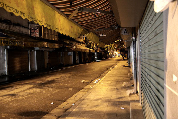 Phố phường Hà Nội về đêm trở nên vắng vẻ và "đi ngủ" sớm hơn những ngày thường.