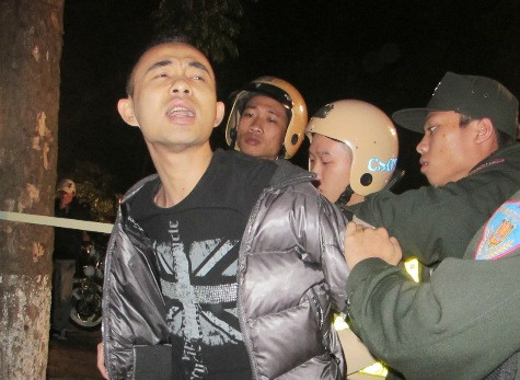 Khi bị lực lượng chức năng còng tay, Hưng quay ra thách thức và và lôi Phó thủ tướng ra dọa.