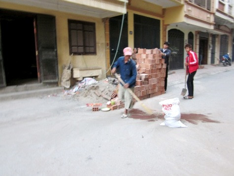 Hiện trường nơi nạn nhân xấu số rơi xuống đường tử vong tại chỗ, Hiện trường nơi nạn nhân xấu số rơi xuống đường tử vong tại chỗ,