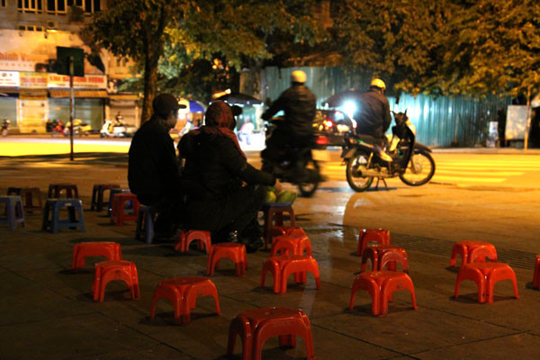 Những quán nước quanh hồ Gươm vắng tanh dù mới chỉ 22h đêm.