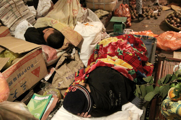 Ngủ bất cứ chỗ nào có thể.