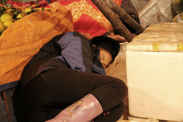 Người thì nằm co quắp giữa đống thùng xốp.