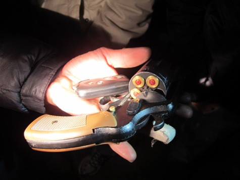 Khẩu súng coll của Bình bị phát hiện.