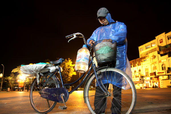 Chú Nguyễn Công Định, phường Ngọc Thụy, quận Long Biên thì phải... mặc áo mưa đi bán hoa quả đêm quanh hồ Gươm.