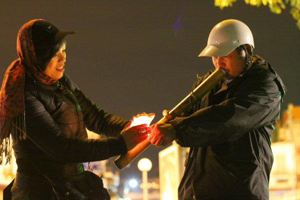 Hà Nội những ngày đầu đông, nhiệt độ xuống thấp khiến mọi người áo khoác, khăn quàng kín đầu kín cổ.