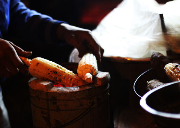 Những món quà quê như ngô nếp nướng, sắn luộc dừa, khoai lang nướng... khiến đêm Hà Nội như ấm hơn.