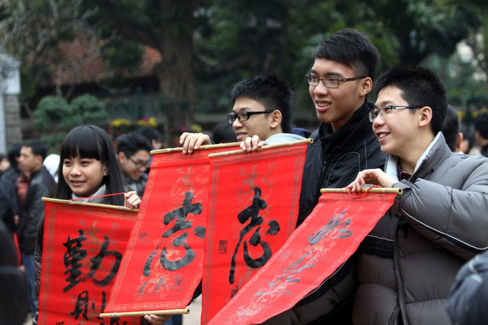 Sau khi xin được chữ, nhóm bạn trẻ tạo dáng để chụp ảnh làm kỉ niệm ngày đầu xuân đi xin chữ. Sau khi xin được chữ, nhóm bạn trẻ tạo dáng để chụp ảnh làm kỉ niệm ngày đầu xuân đi xin chữ.