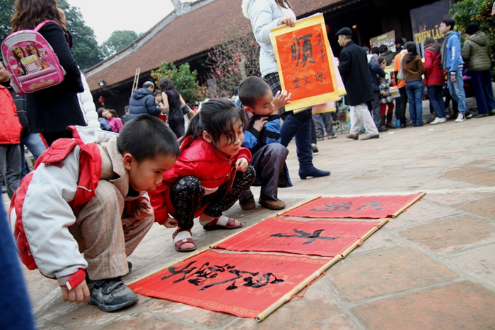 Các cháu bé thì ra sức... thổi cho mực mau khô, Các cháu bé thì ra sức... thổi cho mực mau khô,
