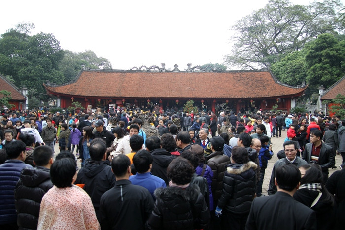 Đã từ lâu, việc xin chữ đầu năm tại Văn miếu Quốc Tử Giám đã trở thành thói quen của người Hà Nội. Cả ngàn người đã đổ về Văn Miếu Quốc Tử Giám để cầu may, xin chữ đầu năm. Đã từ lâu, việc xin chữ đầu năm tại Văn miếu Quốc Tử Giám đã trở thành thói quen của người Hà Nội. Cả ngàn người đã đổ về Văn Miếu Quốc Tử Giám để cầu may, xin chữ đầu năm.