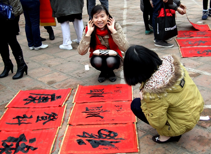 Trong khuôn viên sân Trình tại Văn Miếu Quốc Tử Giám những ngày đầu năm luôn hiện diện những nét mặt rạng ngời. Trong khuôn viên sân Trình tại Văn Miếu Quốc Tử Giám những ngày đầu năm luôn hiện diện những nét mặt rạng ngời.