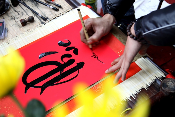 Thư pháp chữ việt cũng được xuất hiện ở "phố ông đồ". Thư pháp chữ việt cũng được xuất hiện ở "phố ông đồ".