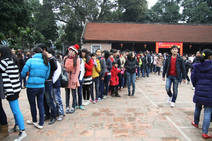 Mọi người phải xếp hàng đợi tới lượt vào mua giấy để xin chữ thầy đồ. Mọi người phải xếp hàng đợi tới lượt vào mua giấy để xin chữ thầy đồ.