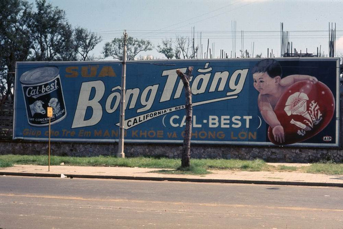 Biển quảng cáo của hãng sữa Cal-Best, đối diện với Đại sứ quán Mỹ. XEM THÊM =>> Hình ảnh Việt Nam CHÙM ẢNH: TRƯỜNG SA - MỘT PHẦN CỦA TỔ QUỐC CHÙM ẢNH: BỘ ẢNH CỰC HIẾM TOÀN CẢNH TRƯỜNG SA TỪ TRỰC THĂNG AI CHƯA ĐẾN TRƯỜNG SA, CẦN XEM 31 TẤM HÌNH NÀY CÔNG BỐ NHỮNG HÌNH ẢNH "KHÔNG THỂ KÌM NỔI" VỀ TRƯỜNG SA Biển quảng cáo của hãng sữa Cal-Best, đối diện với Đại sứ quán Mỹ. XEM THÊM =>> Hình ảnh Việt Nam CHÙM ẢNH: TRƯỜNG SA - MỘT PHẦN CỦA TỔ QUỐC CHÙM ẢNH: BỘ ẢNH CỰC HIẾM TOÀN CẢNH TRƯỜNG SA TỪ TRỰC THĂNG AI CHƯA ĐẾN TRƯỜNG SA, CẦN XEM 31 TẤM HÌNH NÀY CÔNG BỐ NHỮNG HÌNH ẢNH "KHÔNG THỂ KÌM NỔI" VỀ TRƯỜNG SA