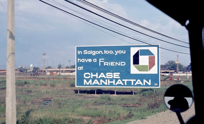 Biển quảng cáo của ngân hàng Chase Manhattan phía bên ngoài trụ sở MACV (Bộ chỉ huy Viện trợ Quân sự Mỹ tại Việt Nam). XEM THÊM =>> Hình ảnh Việt Nam CHÙM ẢNH: TRƯỜNG SA - MỘT PHẦN CỦA TỔ QUỐC CHÙM ẢNH: BỘ ẢNH CỰC HIẾM TOÀN CẢNH TRƯỜNG SA TỪ TRỰC THĂNG AI CHƯA ĐẾN TRƯỜNG SA, CẦN XEM 31 TẤM HÌNH NÀY CÔNG BỐ NHỮNG HÌNH ẢNH "KHÔNG THỂ KÌM NỔI" VỀ TRƯỜNG SA Biển quảng cáo của ngân hàng Chase Manhattan phía bên ngoài trụ sở MACV (Bộ chỉ huy Viện trợ Quân sự Mỹ tại Việt Nam). XEM THÊM =>> Hình ảnh Việt Nam CHÙM ẢNH: TRƯỜNG SA - MỘT PHẦN CỦA TỔ QUỐC CHÙM ẢNH: BỘ ẢNH CỰC HIẾM TOÀN CẢNH TRƯỜNG SA TỪ TRỰC THĂNG AI CHƯA ĐẾN TRƯỜNG SA, CẦN XEM 31 TẤM HÌNH NÀY CÔNG BỐ NHỮNG HÌNH ẢNH "KHÔNG THỂ KÌM NỔI" VỀ TRƯỜNG SA