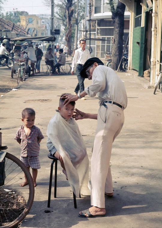 Một thợ cắt tóc mưu sinh trên hè phố. XEM THÊM =>> Hình ảnh Việt Nam CHÙM ẢNH: TRƯỜNG SA - MỘT PHẦN CỦA TỔ QUỐC CHÙM ẢNH: BỘ ẢNH CỰC HIẾM TOÀN CẢNH TRƯỜNG SA TỪ TRỰC THĂNG AI CHƯA ĐẾN TRƯỜNG SA, CẦN XEM 31 TẤM HÌNH NÀY CÔNG BỐ NHỮNG HÌNH ẢNH "KHÔNG THỂ KÌM NỔI" VỀ TRƯỜNG SA Một thợ cắt tóc mưu sinh trên hè phố. XEM THÊM =>> Hình ảnh Việt Nam CHÙM ẢNH: TRƯỜNG SA - MỘT PHẦN CỦA TỔ QUỐC CHÙM ẢNH: BỘ ẢNH CỰC HIẾM TOÀN CẢNH TRƯỜNG SA TỪ TRỰC THĂNG AI CHƯA ĐẾN TRƯỜNG SA, CẦN XEM 31 TẤM HÌNH NÀY CÔNG BỐ NHỮNG HÌNH ẢNH "KHÔNG THỂ KÌM NỔI" VỀ TRƯỜNG SA