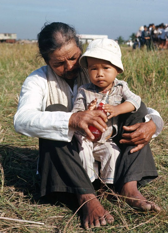 Hai cha con chờ được phát lương thực. XEM THÊM =>> Hình ảnh Việt Nam CHÙM ẢNH: TRƯỜNG SA - MỘT PHẦN CỦA TỔ QUỐC CHÙM ẢNH: BỘ ẢNH CỰC HIẾM TOÀN CẢNH TRƯỜNG SA TỪ TRỰC THĂNG AI CHƯA ĐẾN TRƯỜNG SA, CẦN XEM 31 TẤM HÌNH NÀY CÔNG BỐ NHỮNG HÌNH ẢNH "KHÔNG THỂ KÌM NỔI" VỀ TRƯỜNG SA Hai cha con chờ được phát lương thực. XEM THÊM =>> Hình ảnh Việt Nam CHÙM ẢNH: TRƯỜNG SA - MỘT PHẦN CỦA TỔ QUỐC CHÙM ẢNH: BỘ ẢNH CỰC HIẾM TOÀN CẢNH TRƯỜNG SA TỪ TRỰC THĂNG AI CHƯA ĐẾN TRƯỜNG SA, CẦN XEM 31 TẤM HÌNH NÀY CÔNG BỐ NHỮNG HÌNH ẢNH "KHÔNG THỂ KÌM NỔI" VỀ TRƯỜNG SA