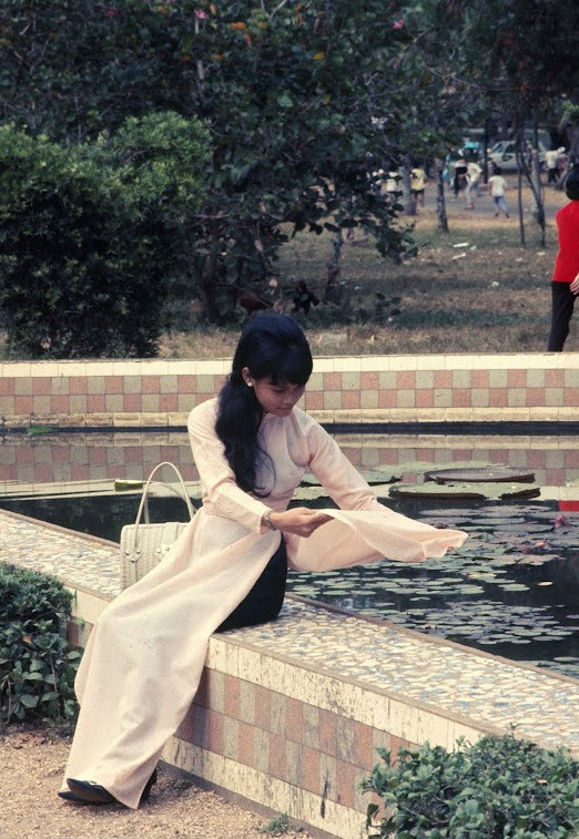 Thiếu nữ trong áo dài tại Thảo Cầm Viên. XEM THÊM =>> Hình ảnh Việt Nam CHÙM ẢNH: TRƯỜNG SA - MỘT PHẦN CỦA TỔ QUỐC CHÙM ẢNH: BỘ ẢNH CỰC HIẾM TOÀN CẢNH TRƯỜNG SA TỪ TRỰC THĂNG AI CHƯA ĐẾN TRƯỜNG SA, CẦN XEM 31 TẤM HÌNH NÀY CÔNG BỐ NHỮNG HÌNH ẢNH "KHÔNG THỂ KÌM NỔI" VỀ TRƯỜNG SA Thiếu nữ trong áo dài tại Thảo Cầm Viên. XEM THÊM =>> Hình ảnh Việt Nam CHÙM ẢNH: TRƯỜNG SA - MỘT PHẦN CỦA TỔ QUỐC CHÙM ẢNH: BỘ ẢNH CỰC HIẾM TOÀN CẢNH TRƯỜNG SA TỪ TRỰC THĂNG AI CHƯA ĐẾN TRƯỜNG SA, CẦN XEM 31 TẤM HÌNH NÀY CÔNG BỐ NHỮNG HÌNH ẢNH "KHÔNG THỂ KÌM NỔI" VỀ TRƯỜNG SA