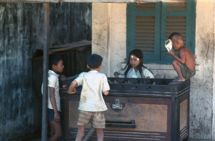 Những đứa trẻ chơi bi lắc tại xã Vĩnh Lộc, ngoại thành Sài Gòn. XEM THÊM =>> Hình ảnh Việt Nam CHÙM ẢNH: TRƯỜNG SA - MỘT PHẦN CỦA TỔ QUỐC CHÙM ẢNH: BỘ ẢNH CỰC HIẾM TOÀN CẢNH TRƯỜNG SA TỪ TRỰC THĂNG AI CHƯA ĐẾN TRƯỜNG SA, CẦN XEM 31 TẤM HÌNH NÀY CÔNG BỐ NHỮNG HÌNH ẢNH "KHÔNG THỂ KÌM NỔI" VỀ TRƯỜNG SA Những đứa trẻ chơi bi lắc tại xã Vĩnh Lộc, ngoại thành Sài Gòn. XEM THÊM =>> Hình ảnh Việt Nam CHÙM ẢNH: TRƯỜNG SA - MỘT PHẦN CỦA TỔ QUỐC CHÙM ẢNH: BỘ ẢNH CỰC HIẾM TOÀN CẢNH TRƯỜNG SA TỪ TRỰC THĂNG AI CHƯA ĐẾN TRƯỜNG SA, CẦN XEM 31 TẤM HÌNH NÀY CÔNG BỐ NHỮNG HÌNH ẢNH "KHÔNG THỂ KÌM NỔI" VỀ TRƯỜNG SA