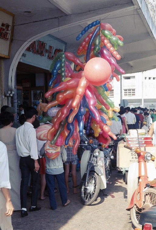 Người bán bóng bay dạo. XEM THÊM =>> Hình ảnh Việt Nam CHÙM ẢNH: TRƯỜNG SA - MỘT PHẦN CỦA TỔ QUỐC CHÙM ẢNH: BỘ ẢNH CỰC HIẾM TOÀN CẢNH TRƯỜNG SA TỪ TRỰC THĂNG AI CHƯA ĐẾN TRƯỜNG SA, CẦN XEM 31 TẤM HÌNH NÀY CÔNG BỐ NHỮNG HÌNH ẢNH "KHÔNG THỂ KÌM NỔI" VỀ TRƯỜNG SA Người bán bóng bay dạo. XEM THÊM =>> Hình ảnh Việt Nam CHÙM ẢNH: TRƯỜNG SA - MỘT PHẦN CỦA TỔ QUỐC CHÙM ẢNH: BỘ ẢNH CỰC HIẾM TOÀN CẢNH TRƯỜNG SA TỪ TRỰC THĂNG AI CHƯA ĐẾN TRƯỜNG SA, CẦN XEM 31 TẤM HÌNH NÀY CÔNG BỐ NHỮNG HÌNH ẢNH "KHÔNG THỂ KÌM NỔI" VỀ TRƯỜNG SA