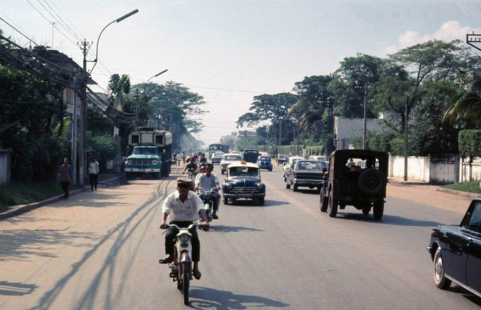 Quang cảnh trên đường Công Lý được chụp từ trên một chiếc xe tải loại 2.5 tấn. XEM THÊM =>> Hình ảnh Việt Nam CHÙM ẢNH: TRƯỜNG SA - MỘT PHẦN CỦA TỔ QUỐC CHÙM ẢNH: BỘ ẢNH CỰC HIẾM TOÀN CẢNH TRƯỜNG SA TỪ TRỰC THĂNG AI CHƯA ĐẾN TRƯỜNG SA, CẦN XEM 31 TẤM HÌNH NÀY CÔNG BỐ NHỮNG HÌNH ẢNH "KHÔNG THỂ KÌM NỔI" VỀ TRƯỜNG SA Quang cảnh trên đường Công Lý được chụp từ trên một chiếc xe tải loại 2.5 tấn. XEM THÊM =>> Hình ảnh Việt Nam CHÙM ẢNH: TRƯỜNG SA - MỘT PHẦN CỦA TỔ QUỐC CHÙM ẢNH: BỘ ẢNH CỰC HIẾM TOÀN CẢNH TRƯỜNG SA TỪ TRỰC THĂNG AI CHƯA ĐẾN TRƯỜNG SA, CẦN XEM 31 TẤM HÌNH NÀY CÔNG BỐ NHỮNG HÌNH ẢNH "KHÔNG THỂ KÌM NỔI" VỀ TRƯỜNG SA