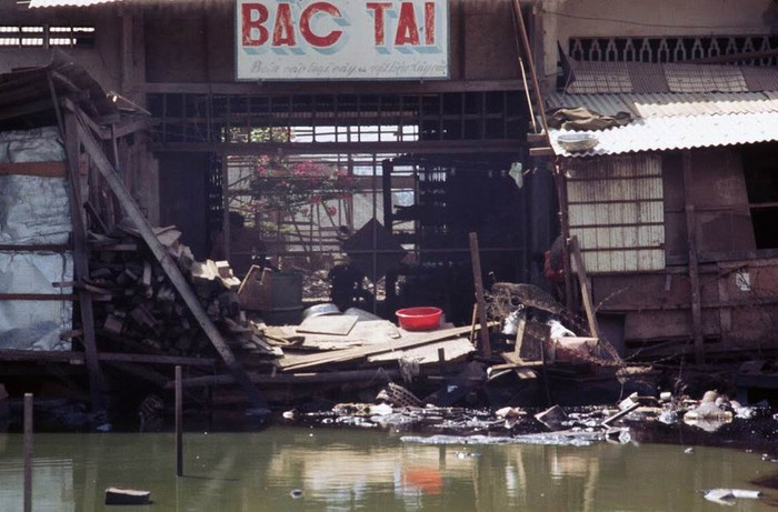 Một ngôi nhà ven sông ở ngoại vi Sài Gòn. XEM THÊM =>> Hình ảnh Việt Nam CHÙM ẢNH: TRƯỜNG SA - MỘT PHẦN CỦA TỔ QUỐC CHÙM ẢNH: BỘ ẢNH CỰC HIẾM TOÀN CẢNH TRƯỜNG SA TỪ TRỰC THĂNG AI CHƯA ĐẾN TRƯỜNG SA, CẦN XEM 31 TẤM HÌNH NÀY CÔNG BỐ NHỮNG HÌNH ẢNH "KHÔNG THỂ KÌM NỔI" VỀ TRƯỜNG SA Một ngôi nhà ven sông ở ngoại vi Sài Gòn. XEM THÊM =>> Hình ảnh Việt Nam CHÙM ẢNH: TRƯỜNG SA - MỘT PHẦN CỦA TỔ QUỐC CHÙM ẢNH: BỘ ẢNH CỰC HIẾM TOÀN CẢNH TRƯỜNG SA TỪ TRỰC THĂNG AI CHƯA ĐẾN TRƯỜNG SA, CẦN XEM 31 TẤM HÌNH NÀY CÔNG BỐ NHỮNG HÌNH ẢNH "KHÔNG THỂ KÌM NỔI" VỀ TRƯỜNG SA