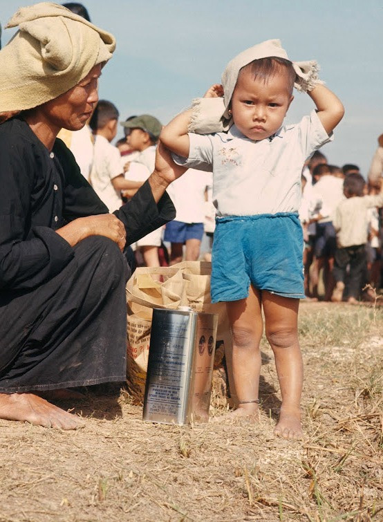 Người dân chờ phân phát lương thực tại Nhà Bè. XEM THÊM =>> Hình ảnh Việt Nam CHÙM ẢNH: TRƯỜNG SA - MỘT PHẦN CỦA TỔ QUỐC CHÙM ẢNH: BỘ ẢNH CỰC HIẾM TOÀN CẢNH TRƯỜNG SA TỪ TRỰC THĂNG AI CHƯA ĐẾN TRƯỜNG SA, CẦN XEM 31 TẤM HÌNH NÀY CÔNG BỐ NHỮNG HÌNH ẢNH "KHÔNG THỂ KÌM NỔI" VỀ TRƯỜNG SA Người dân chờ phân phát lương thực tại Nhà Bè. XEM THÊM =>> Hình ảnh Việt Nam CHÙM ẢNH: TRƯỜNG SA - MỘT PHẦN CỦA TỔ QUỐC CHÙM ẢNH: BỘ ẢNH CỰC HIẾM TOÀN CẢNH TRƯỜNG SA TỪ TRỰC THĂNG AI CHƯA ĐẾN TRƯỜNG SA, CẦN XEM 31 TẤM HÌNH NÀY CÔNG BỐ NHỮNG HÌNH ẢNH "KHÔNG THỂ KÌM NỔI" VỀ TRƯỜNG SA
