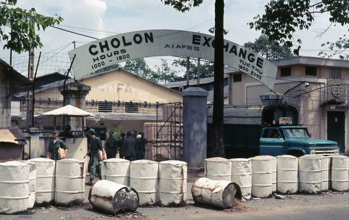 Kho trung chuyển hàng hóa của quân đội Mỹ ở khu vực Chợ Lớn. XEM THÊM =>> Hình ảnh Việt Nam CHÙM ẢNH: TRƯỜNG SA - MỘT PHẦN CỦA TỔ QUỐC CHÙM ẢNH: BỘ ẢNH CỰC HIẾM TOÀN CẢNH TRƯỜNG SA TỪ TRỰC THĂNG AI CHƯA ĐẾN TRƯỜNG SA, CẦN XEM 31 TẤM HÌNH NÀY CÔNG BỐ NHỮNG HÌNH ẢNH "KHÔNG THỂ KÌM NỔI" VỀ TRƯỜNG SA Kho trung chuyển hàng hóa của quân đội Mỹ ở khu vực Chợ Lớn. XEM THÊM =>> Hình ảnh Việt Nam CHÙM ẢNH: TRƯỜNG SA - MỘT PHẦN CỦA TỔ QUỐC CHÙM ẢNH: BỘ ẢNH CỰC HIẾM TOÀN CẢNH TRƯỜNG SA TỪ TRỰC THĂNG AI CHƯA ĐẾN TRƯỜNG SA, CẦN XEM 31 TẤM HÌNH NÀY CÔNG BỐ NHỮNG HÌNH ẢNH "KHÔNG THỂ KÌM NỔI" VỀ TRƯỜNG SA