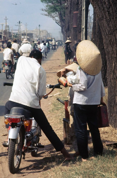 Những người bán xăng lưu động bên lề đường. XEM THÊM =>> Hình ảnh Việt Nam CHÙM ẢNH: TRƯỜNG SA - MỘT PHẦN CỦA TỔ QUỐC CHÙM ẢNH: BỘ ẢNH CỰC HIẾM TOÀN CẢNH TRƯỜNG SA TỪ TRỰC THĂNG AI CHƯA ĐẾN TRƯỜNG SA, CẦN XEM 31 TẤM HÌNH NÀY CÔNG BỐ NHỮNG HÌNH ẢNH "KHÔNG THỂ KÌM NỔI" VỀ TRƯỜNG SA Những người bán xăng lưu động bên lề đường. XEM THÊM =>> Hình ảnh Việt Nam CHÙM ẢNH: TRƯỜNG SA - MỘT PHẦN CỦA TỔ QUỐC CHÙM ẢNH: BỘ ẢNH CỰC HIẾM TOÀN CẢNH TRƯỜNG SA TỪ TRỰC THĂNG AI CHƯA ĐẾN TRƯỜNG SA, CẦN XEM 31 TẤM HÌNH NÀY CÔNG BỐ NHỮNG HÌNH ẢNH "KHÔNG THỂ KÌM NỔI" VỀ TRƯỜNG SA