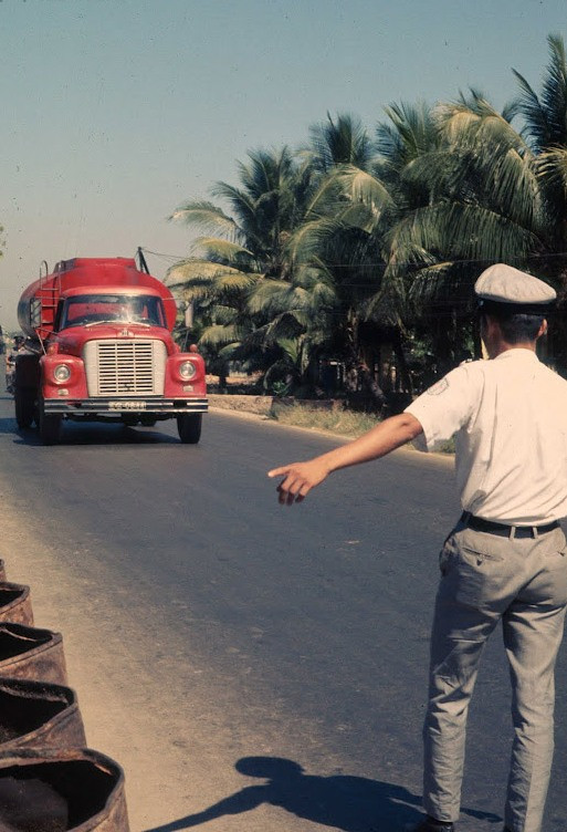 Phía bên ngoài kho xăng dầu Nhà Bè. XEM THÊM =>> Hình ảnh Việt Nam CHÙM ẢNH: TRƯỜNG SA - MỘT PHẦN CỦA TỔ QUỐC CHÙM ẢNH: BỘ ẢNH CỰC HIẾM TOÀN CẢNH TRƯỜNG SA TỪ TRỰC THĂNG AI CHƯA ĐẾN TRƯỜNG SA, CẦN XEM 31 TẤM HÌNH NÀY CÔNG BỐ NHỮNG HÌNH ẢNH "KHÔNG THỂ KÌM NỔI" VỀ TRƯỜNG SA Phía bên ngoài kho xăng dầu Nhà Bè. XEM THÊM =>> Hình ảnh Việt Nam CHÙM ẢNH: TRƯỜNG SA - MỘT PHẦN CỦA TỔ QUỐC CHÙM ẢNH: BỘ ẢNH CỰC HIẾM TOÀN CẢNH TRƯỜNG SA TỪ TRỰC THĂNG AI CHƯA ĐẾN TRƯỜNG SA, CẦN XEM 31 TẤM HÌNH NÀY CÔNG BỐ NHỮNG HÌNH ẢNH "KHÔNG THỂ KÌM NỔI" VỀ TRƯỜNG SA