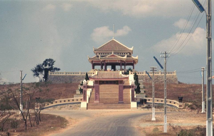 Nhà tưởng niệm tại nghĩa trang Biên Hòa của quân đội cũ. XEM THÊM =>> Hình ảnh Việt Nam CHÙM ẢNH: TRƯỜNG SA - MỘT PHẦN CỦA TỔ QUỐC CHÙM ẢNH: BỘ ẢNH CỰC HIẾM TOÀN CẢNH TRƯỜNG SA TỪ TRỰC THĂNG AI CHƯA ĐẾN TRƯỜNG SA, CẦN XEM 31 TẤM HÌNH NÀY CÔNG BỐ NHỮNG HÌNH ẢNH "KHÔNG THỂ KÌM NỔI" VỀ TRƯỜNG SA Nhà tưởng niệm tại nghĩa trang Biên Hòa của quân đội cũ. XEM THÊM =>> Hình ảnh Việt Nam CHÙM ẢNH: TRƯỜNG SA - MỘT PHẦN CỦA TỔ QUỐC CHÙM ẢNH: BỘ ẢNH CỰC HIẾM TOÀN CẢNH TRƯỜNG SA TỪ TRỰC THĂNG AI CHƯA ĐẾN TRƯỜNG SA, CẦN XEM 31 TẤM HÌNH NÀY CÔNG BỐ NHỮNG HÌNH ẢNH "KHÔNG THỂ KÌM NỔI" VỀ TRƯỜNG SA