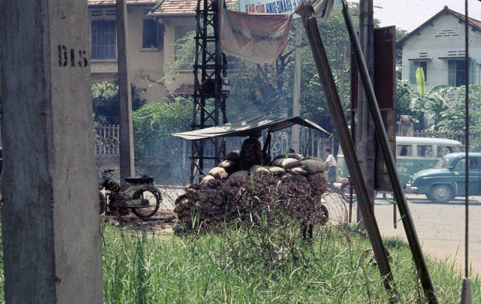 Một chốt canh gác của quân đội chế độ cũ. XEM THÊM =>> Hình ảnh Việt Nam CHÙM ẢNH: TRƯỜNG SA - MỘT PHẦN CỦA TỔ QUỐC CHÙM ẢNH: BỘ ẢNH CỰC HIẾM TOÀN CẢNH TRƯỜNG SA TỪ TRỰC THĂNG AI CHƯA ĐẾN TRƯỜNG SA, CẦN XEM 31 TẤM HÌNH NÀY CÔNG BỐ NHỮNG HÌNH ẢNH "KHÔNG THỂ KÌM NỔI" VỀ TRƯỜNG SA Một chốt canh gác của quân đội chế độ cũ. XEM THÊM =>> Hình ảnh Việt Nam CHÙM ẢNH: TRƯỜNG SA - MỘT PHẦN CỦA TỔ QUỐC CHÙM ẢNH: BỘ ẢNH CỰC HIẾM TOÀN CẢNH TRƯỜNG SA TỪ TRỰC THĂNG AI CHƯA ĐẾN TRƯỜNG SA, CẦN XEM 31 TẤM HÌNH NÀY CÔNG BỐ NHỮNG HÌNH ẢNH "KHÔNG THỂ KÌM NỔI" VỀ TRƯỜNG SA