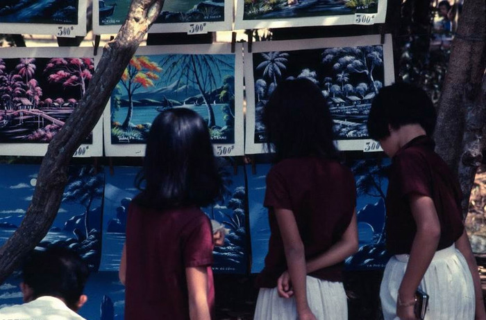 Các cô gái ngắm, mua tranh tại Thảo Cầm Viên. XEM THÊM =>> Hình ảnh Việt Nam CHÙM ẢNH: TRƯỜNG SA - MỘT PHẦN CỦA TỔ QUỐC CHÙM ẢNH: BỘ ẢNH CỰC HIẾM TOÀN CẢNH TRƯỜNG SA TỪ TRỰC THĂNG AI CHƯA ĐẾN TRƯỜNG SA, CẦN XEM 31 TẤM HÌNH NÀY CÔNG BỐ NHỮNG HÌNH ẢNH "KHÔNG THỂ KÌM NỔI" VỀ TRƯỜNG SA Các cô gái ngắm, mua tranh tại Thảo Cầm Viên. XEM THÊM =>> Hình ảnh Việt Nam CHÙM ẢNH: TRƯỜNG SA - MỘT PHẦN CỦA TỔ QUỐC CHÙM ẢNH: BỘ ẢNH CỰC HIẾM TOÀN CẢNH TRƯỜNG SA TỪ TRỰC THĂNG AI CHƯA ĐẾN TRƯỜNG SA, CẦN XEM 31 TẤM HÌNH NÀY CÔNG BỐ NHỮNG HÌNH ẢNH "KHÔNG THỂ KÌM NỔI" VỀ TRƯỜNG SA