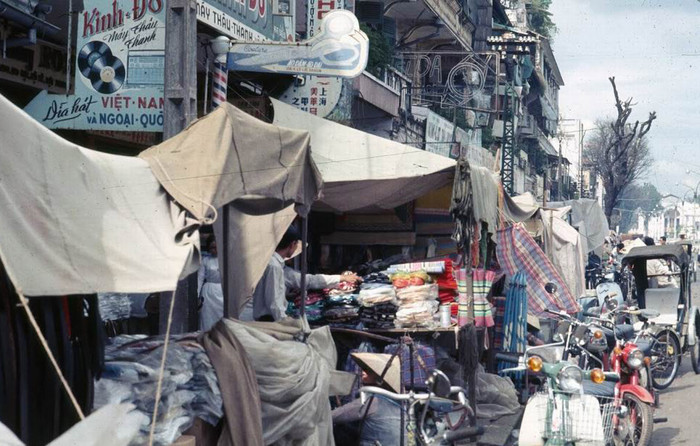 Những cửa hàng trên đường Lê Lợi. XEM THÊM =>> Hình ảnh Việt Nam CHÙM ẢNH: TRƯỜNG SA - MỘT PHẦN CỦA TỔ QUỐC CHÙM ẢNH: BỘ ẢNH CỰC HIẾM TOÀN CẢNH TRƯỜNG SA TỪ TRỰC THĂNG AI CHƯA ĐẾN TRƯỜNG SA, CẦN XEM 31 TẤM HÌNH NÀY CÔNG BỐ NHỮNG HÌNH ẢNH "KHÔNG THỂ KÌM NỔI" VỀ TRƯỜNG SA Những cửa hàng trên đường Lê Lợi. XEM THÊM =>> Hình ảnh Việt Nam CHÙM ẢNH: TRƯỜNG SA - MỘT PHẦN CỦA TỔ QUỐC CHÙM ẢNH: BỘ ẢNH CỰC HIẾM TOÀN CẢNH TRƯỜNG SA TỪ TRỰC THĂNG AI CHƯA ĐẾN TRƯỜNG SA, CẦN XEM 31 TẤM HÌNH NÀY CÔNG BỐ NHỮNG HÌNH ẢNH "KHÔNG THỂ KÌM NỔI" VỀ TRƯỜNG SA