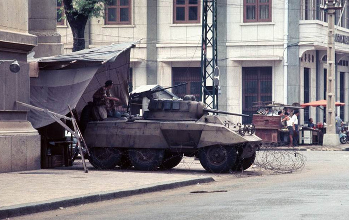 Lực lượng cảnh sát quốc gia chế độ cũ trực chiến trên xe bọc thép gần cảng Sài Gòn. XEM THÊM =>> Hình ảnh Việt Nam CHÙM ẢNH: TRƯỜNG SA - MỘT PHẦN CỦA TỔ QUỐC CHÙM ẢNH: BỘ ẢNH CỰC HIẾM TOÀN CẢNH TRƯỜNG SA TỪ TRỰC THĂNG AI CHƯA ĐẾN TRƯỜNG SA, CẦN XEM 31 TẤM HÌNH NÀY CÔNG BỐ NHỮNG HÌNH ẢNH "KHÔNG THỂ KÌM NỔI" VỀ TRƯỜNG SA Lực lượng cảnh sát quốc gia chế độ cũ trực chiến trên xe bọc thép gần cảng Sài Gòn. XEM THÊM =>> Hình ảnh Việt Nam CHÙM ẢNH: TRƯỜNG SA - MỘT PHẦN CỦA TỔ QUỐC CHÙM ẢNH: BỘ ẢNH CỰC HIẾM TOÀN CẢNH TRƯỜNG SA TỪ TRỰC THĂNG AI CHƯA ĐẾN TRƯỜNG SA, CẦN XEM 31 TẤM HÌNH NÀY CÔNG BỐ NHỮNG HÌNH ẢNH "KHÔNG THỂ KÌM NỔI" VỀ TRƯỜNG SA