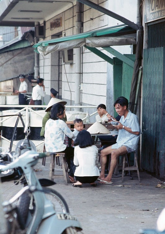 Cảnh một gia đình ăn trưa ngay trên vỉa hè. XEM THÊM =>> Hình ảnh Việt Nam CHÙM ẢNH: TRƯỜNG SA - MỘT PHẦN CỦA TỔ QUỐC CHÙM ẢNH: BỘ ẢNH CỰC HIẾM TOÀN CẢNH TRƯỜNG SA TỪ TRỰC THĂNG AI CHƯA ĐẾN TRƯỜNG SA, CẦN XEM 31 TẤM HÌNH NÀY CÔNG BỐ NHỮNG HÌNH ẢNH "KHÔNG THỂ KÌM NỔI" VỀ TRƯỜNG SA Cảnh một gia đình ăn trưa ngay trên vỉa hè. XEM THÊM =>> Hình ảnh Việt Nam CHÙM ẢNH: TRƯỜNG SA - MỘT PHẦN CỦA TỔ QUỐC CHÙM ẢNH: BỘ ẢNH CỰC HIẾM TOÀN CẢNH TRƯỜNG SA TỪ TRỰC THĂNG AI CHƯA ĐẾN TRƯỜNG SA, CẦN XEM 31 TẤM HÌNH NÀY CÔNG BỐ NHỮNG HÌNH ẢNH "KHÔNG THỂ KÌM NỔI" VỀ TRƯỜNG SA
