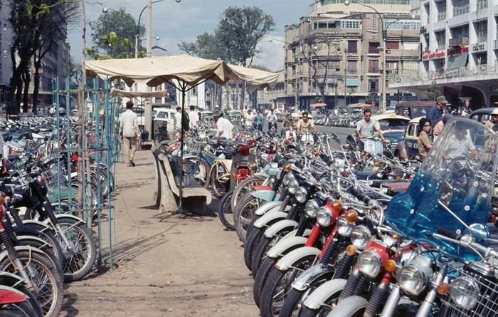 Bãi trông xe trên đường Lê Lợi. XEM THÊM =>> Hình ảnh Việt Nam CHÙM ẢNH: TRƯỜNG SA - MỘT PHẦN CỦA TỔ QUỐC CHÙM ẢNH: BỘ ẢNH CỰC HIẾM TOÀN CẢNH TRƯỜNG SA TỪ TRỰC THĂNG AI CHƯA ĐẾN TRƯỜNG SA, CẦN XEM 31 TẤM HÌNH NÀY CÔNG BỐ NHỮNG HÌNH ẢNH "KHÔNG THỂ KÌM NỔI" VỀ TRƯỜNG SA Bãi trông xe trên đường Lê Lợi. XEM THÊM =>> Hình ảnh Việt Nam CHÙM ẢNH: TRƯỜNG SA - MỘT PHẦN CỦA TỔ QUỐC CHÙM ẢNH: BỘ ẢNH CỰC HIẾM TOÀN CẢNH TRƯỜNG SA TỪ TRỰC THĂNG AI CHƯA ĐẾN TRƯỜNG SA, CẦN XEM 31 TẤM HÌNH NÀY CÔNG BỐ NHỮNG HÌNH ẢNH "KHÔNG THỂ KÌM NỔI" VỀ TRƯỜNG SA