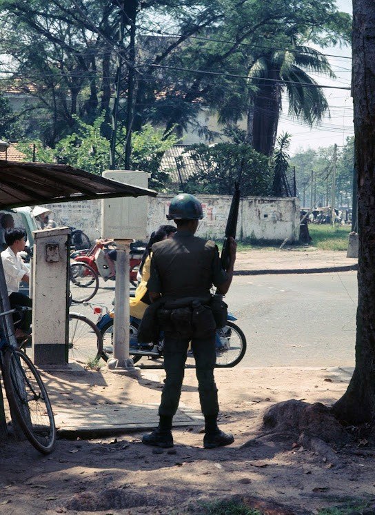 Một lính chế độ cũ đứng gác cảnh giới trên một con đường. XEM THÊM =>> Hình ảnh Việt Nam CHÙM ẢNH: TRƯỜNG SA - MỘT PHẦN CỦA TỔ QUỐC CHÙM ẢNH: BỘ ẢNH CỰC HIẾM TOÀN CẢNH TRƯỜNG SA TỪ TRỰC THĂNG AI CHƯA ĐẾN TRƯỜNG SA, CẦN XEM 31 TẤM HÌNH NÀY CÔNG BỐ NHỮNG HÌNH ẢNH "KHÔNG THỂ KÌM NỔI" VỀ TRƯỜNG SA Một lính chế độ cũ đứng gác cảnh giới trên một con đường. XEM THÊM =>> Hình ảnh Việt Nam CHÙM ẢNH: TRƯỜNG SA - MỘT PHẦN CỦA TỔ QUỐC CHÙM ẢNH: BỘ ẢNH CỰC HIẾM TOÀN CẢNH TRƯỜNG SA TỪ TRỰC THĂNG AI CHƯA ĐẾN TRƯỜNG SA, CẦN XEM 31 TẤM HÌNH NÀY CÔNG BỐ NHỮNG HÌNH ẢNH "KHÔNG THỂ KÌM NỔI" VỀ TRƯỜNG SA