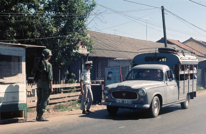 Phía bên ngoài kho xăng dầu Nhà Bè. XEM THÊM =>> Hình ảnh Việt Nam CHÙM ẢNH: TRƯỜNG SA - MỘT PHẦN CỦA TỔ QUỐC CHÙM ẢNH: BỘ ẢNH CỰC HIẾM TOÀN CẢNH TRƯỜNG SA TỪ TRỰC THĂNG AI CHƯA ĐẾN TRƯỜNG SA, CẦN XEM 31 TẤM HÌNH NÀY CÔNG BỐ NHỮNG HÌNH ẢNH "KHÔNG THỂ KÌM NỔI" VỀ TRƯỜNG SA Phía bên ngoài kho xăng dầu Nhà Bè. XEM THÊM =>> Hình ảnh Việt Nam CHÙM ẢNH: TRƯỜNG SA - MỘT PHẦN CỦA TỔ QUỐC CHÙM ẢNH: BỘ ẢNH CỰC HIẾM TOÀN CẢNH TRƯỜNG SA TỪ TRỰC THĂNG AI CHƯA ĐẾN TRƯỜNG SA, CẦN XEM 31 TẤM HÌNH NÀY CÔNG BỐ NHỮNG HÌNH ẢNH "KHÔNG THỂ KÌM NỔI" VỀ TRƯỜNG SA