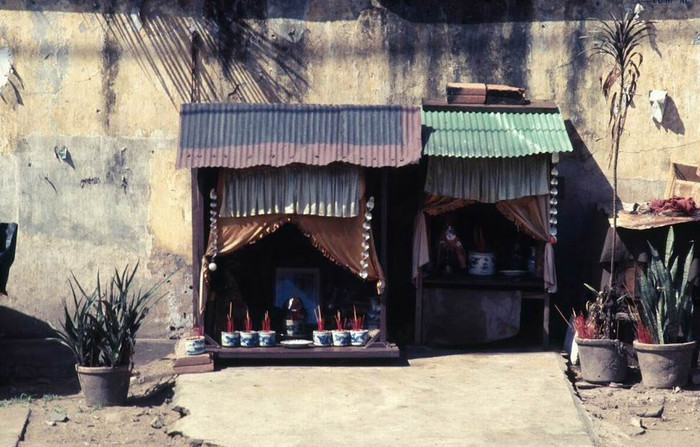 Những chiếc bàn thờ tại một góc vỉa hè đường Phạm Ngũ Lão. XEM THÊM =>> Hình ảnh Việt Nam CHÙM ẢNH: TRƯỜNG SA - MỘT PHẦN CỦA TỔ QUỐC CHÙM ẢNH: BỘ ẢNH CỰC HIẾM TOÀN CẢNH TRƯỜNG SA TỪ TRỰC THĂNG AI CHƯA ĐẾN TRƯỜNG SA, CẦN XEM 31 TẤM HÌNH NÀY CÔNG BỐ NHỮNG HÌNH ẢNH "KHÔNG THỂ KÌM NỔI" VỀ TRƯỜNG SA Những chiếc bàn thờ tại một góc vỉa hè đường Phạm Ngũ Lão. XEM THÊM =>> Hình ảnh Việt Nam CHÙM ẢNH: TRƯỜNG SA - MỘT PHẦN CỦA TỔ QUỐC CHÙM ẢNH: BỘ ẢNH CỰC HIẾM TOÀN CẢNH TRƯỜNG SA TỪ TRỰC THĂNG AI CHƯA ĐẾN TRƯỜNG SA, CẦN XEM 31 TẤM HÌNH NÀY CÔNG BỐ NHỮNG HÌNH ẢNH "KHÔNG THỂ KÌM NỔI" VỀ TRƯỜNG SA