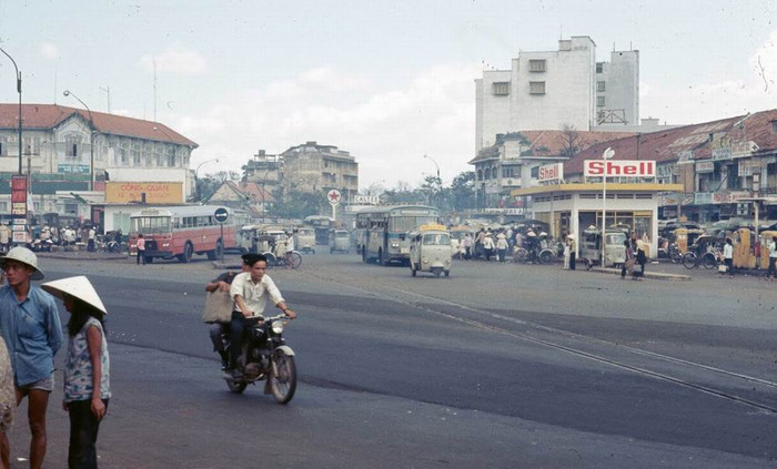 Trạm xăng của hãng Shell trên đường Trần Hưng Đạo. XEM THÊM =>> Hình ảnh Việt Nam CHÙM ẢNH: TRƯỜNG SA - MỘT PHẦN CỦA TỔ QUỐC CHÙM ẢNH: BỘ ẢNH CỰC HIẾM TOÀN CẢNH TRƯỜNG SA TỪ TRỰC THĂNG AI CHƯA ĐẾN TRƯỜNG SA, CẦN XEM 31 TẤM HÌNH NÀY CÔNG BỐ NHỮNG HÌNH ẢNH "KHÔNG THỂ KÌM NỔI" VỀ TRƯỜNG SA Trạm xăng của hãng Shell trên đường Trần Hưng Đạo. XEM THÊM =>> Hình ảnh Việt Nam CHÙM ẢNH: TRƯỜNG SA - MỘT PHẦN CỦA TỔ QUỐC CHÙM ẢNH: BỘ ẢNH CỰC HIẾM TOÀN CẢNH TRƯỜNG SA TỪ TRỰC THĂNG AI CHƯA ĐẾN TRƯỜNG SA, CẦN XEM 31 TẤM HÌNH NÀY CÔNG BỐ NHỮNG HÌNH ẢNH "KHÔNG THỂ KÌM NỔI" VỀ TRƯỜNG SA